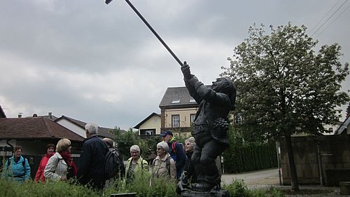Statue eines Männchens mit Besen
